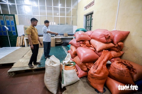 Dự kiến giao gạo hỗ trợ cho học sinh vùng cao Yên Bái từ ngày 28-3- Ảnh 1. Trường phổ thông dân tộc bán trú Tiểu học và THCS Hồ Bốn (huyện Mù Cang Chải, tỉnh Yên Bái) vay mượn từ phụ huynh học sinh, cơ sở kinh doanh bên ngoài hơn 10 tấn gạo để nấu ăn cho học sinh - Ảnh: C. TUỆ