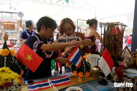 Lễ hội thanh niên, bạn trẻ thích mặc trang phục các nước để 'chụp hình khoe bạn bè'- Ảnh 5. Tìm hiểu về các nước tại lễ hội - Ảnh: K.ANH