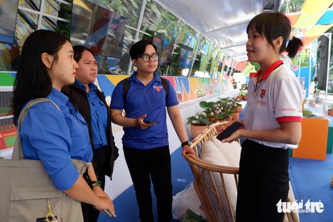 Lễ hội thanh niên, bạn trẻ thích mặc trang phục các nước để 'chụp hình khoe bạn bè'- Ảnh 4. Cùng tìm hiểu và tham gia thử thách rinh túi xinh tại khu vực triển lãm tình nguyện quốc tế ở lễ hội - Ảnh: K.ANH