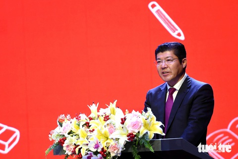 6.200 suất học bổng 'Cho em đến trường' hỗ trợ học sinh Đồng Nai- Ảnh 2. Ông Tsutomu Nara, tổng giám đốc Công ty Ajinomoto Việt Nam phát biểu tại lễ trao học bổng cho 400 học sinh vượt khó học giỏi ở Đồng Nai - Ảnh: A LỘC