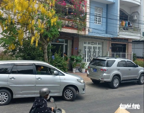 Bắt tạm giam nguyên giám đốc ban quản lý dự án ở An Giang- Ảnh 1. Cơ quan điều tra khởi tố, bắt tạm giam, thi hành lệnh khám xét nơi ở của ông Nguyễn Văn Du - nguyên giám đốc Ban Quản lý dự án giao thông và nông nghiệp tỉnh An Giang - Ảnh: CHÍ HẠNH