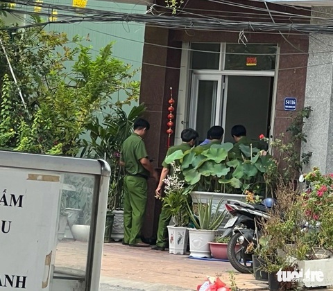 Bắt tạm giam nguyên giám đốc ban quản lý dự án ở An Giang- Ảnh 2. Cảnh sát có mặt tại nhà ông Du - Ảnh: BỬU ĐẤU