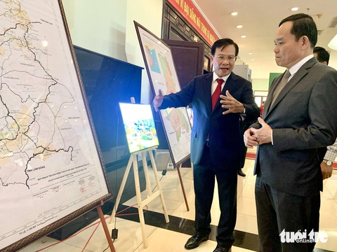Ông Hồ Văn Mười - chủ tịch UBND tỉnh Đắk Nông (trái) giới thiệu những tiềm năng của tỉnh Đắk Nông với Phó Thủ tướng Trần Lưu Quang - Ảnh: TRUNG TÂN Ông Hồ Văn Mười - chủ tịch UBND tỉnh Đắk Nông (bên trái) - giới thiệu những tiềm năng của tỉnh Đắk Nông với Phó thủ tướng Trần Lưu Quang - Ảnh: TRUNG TÂN