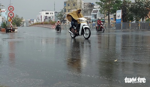 Kiên Giang đón cơn mưa trái mùa giải nhiệt nắng nóng- Ảnh 1. Khoảng 4h chiều 23-3, TP Rạch Giá đón cơn mưa trái mùa kéo dài khoảng 10 phút. Cơn mưa đã làm hạ nhiệt sau thời gian dài nắng nóng - Ảnh: CHÍ CÔNG