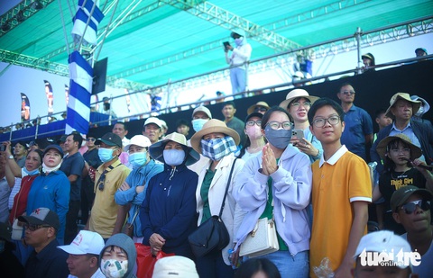 Khán giả Quy Nhơn vô cùng thích thú khi chứng kiến các tay đua mô tô nước hàng đầu thế giới tranh tài tại đầm Thị Nại - Ảnh: LÂM THIÊN Khán giả Quy Nhơn thích thú chứng kiến các tay đua mô tô nước hàng đầu thế giới tranh tài tại đầm Thị Nại - Ảnh: LÂM THIÊN