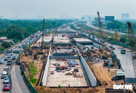 Nút giao An Phú tăng tốc thi công, công nhân đội nắng nóng làm việc- Ảnh 3. Dự án có vốn đầu tư 3.408 tỉ đồng với quy mô xây dựng 3 tầng, có phần đường từ 10 - 12 làn xe, 3 hầm chui 4 làn xe chạy hai chiều, các cầu vượt mỗi nhánh có 2 làn xe - Ảnh: CHÂU TUẤN