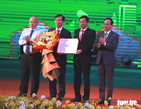 Lãnh đạo tỉnh Đắk Nông nhận quyết định quy hoạch tỉnh năm 2021-2030, tầm nhìn đến năm 2050 - Ảnh: TRUNG TÂN Lãnh đạo tỉnh Đắk Nông nhận quyết định quy hoạch tỉnh năm 2021-2030, tầm nhìn đến năm 2050 - Ảnh: TRUNG TÂN