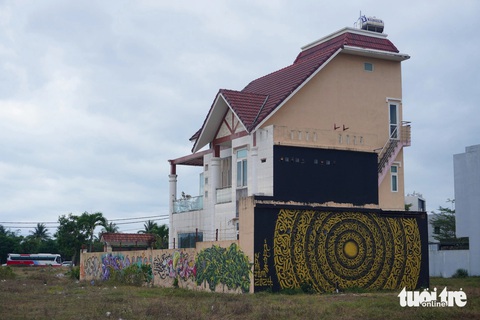 Vẽ graffiti lên tường nhà dân: Quận Ngũ Hành Sơn sẽ mời cơ quan chuyên môn thẩm định tranh- Ảnh 4. Một ngôi nhà đang vẽ dở dang - Ảnh: ĐOÀN NHẠN