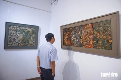 Nghệ thuật thì dài, thời gian thì chóng qua của 6 họa sĩ- Ảnh 7. Thưởng thức tranh của họa sĩ Triệu Khắc Tiến - Ảnh: H.VY