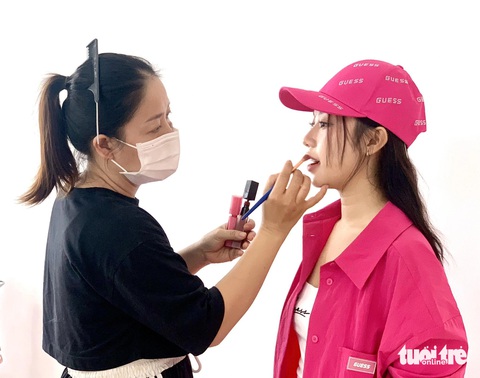 Nữ sinh viên theo lối sống tối giản xài 25 triệu đồng/tháng gây sốt trên mạng- Ảnh 1. Nữ sinh viên Lê Thị Minh Thư bận rộn với công việc làm thêm ngoài giờ học - Ảnh: TRẦN HUỲNH