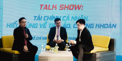 Tiết kiệm cần nghiêm túc, chỉ vay khi tiền tạo được ra tiền- Ảnh 1. (Từ trái sang) Anh Lê Ngọc Anh Khoa và ông Trần Lâm Bình tại talk show chiều 23-3 - Ảnh: THANH HIỆP