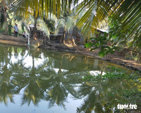 Hai bé gái chết đuối thương tâm dưới ao phía sau nhà- Ảnh 1. Hiện trường nơi xảy ra vụ việc - Ảnh: H.T