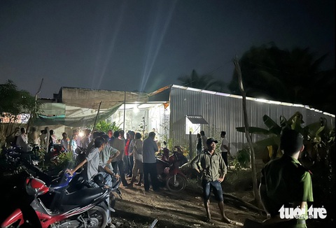 Hai bé gái chết đuối thương tâm dưới ao phía sau nhà- Ảnh 2. Tối cùng ngày nhiều người dân cùng gia đình tập trung lo hậu sự cho hai cháu bé - Ảnh: H.T