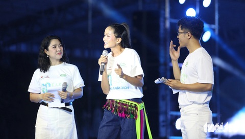 Hoa hậu Hoàn vũ Việt Nam H'Hen Nie - Ảnh: PHƯƠNG QUYÊN Hoa hậu Hoàn vũ Việt Nam 2017 H'Hen Nie tham dự sự kiện tắt đèn nhân Giờ Trái đất ngày 23-3 tại TP.HCM - Ảnh: PHƯƠNG QUYÊN