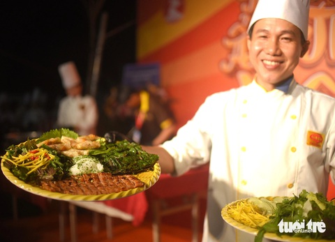 Đầu bếp trình bày món ăn được chế biến từ nem chả Chợ Huyện - Ảnh: LÂM THIÊN Đầu bếp trình bày món ăn được chế biến từ nem chả Chợ Huyện - Ảnh: LÂM THIÊN