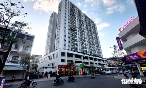 Tỉnh giao giải quyết sở hữu cho dân nhiều chung cư ở Nha Trang, sở… làm thinh- Ảnh 1. Chung cư CT4 tại đường Thích Quảng Đức, TP Nha Trang có 225 hộ đòi cấp giấy chứng nhận quyền sở hữu căn hộ đã mua, chủ đầu tư dự án trả lời chưa được cấp vì Sở Tài nguyên và Môi trường đang kiểm tra các dự án đã điều chỉnh quy hoạch chi tiết xây dựng - Ảnh: PHAN SÔNG NGÂN