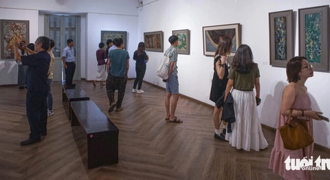 Nghệ thuật thì dài, thời gian thì chóng qua của 6 họa sĩ- Ảnh 1. Triển lãm thu hút khá đông khán giả đến thưởng thức - Ảnh: H.VY