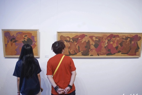 Nghệ thuật thì dài, thời gian thì chóng qua của 6 họa sĩ- Ảnh 2. Hai bạn trẻ chăm chú thưởng thức tranh của họa sĩ Phan Cẩm Thượng tại triển lãm - Ảnh: H.VY