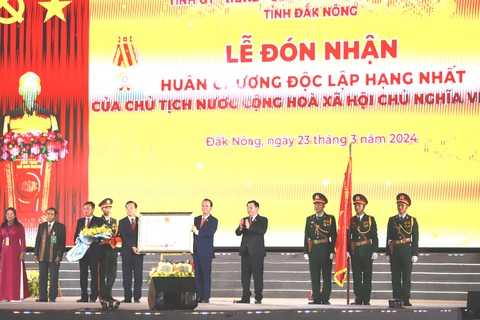 Đắk Nông nhận Huân chương Độc lập hạng nhất- Ảnh 2. Chủ tịch Quốc hội Vương Đình Huệ thay mặt Đảng, Nhà nước trao huân chương và bằng công nhận Huân chương Độc lập hạng nhất cho tỉnh Đắk Nông - Ảnh: TRUNG TÂN