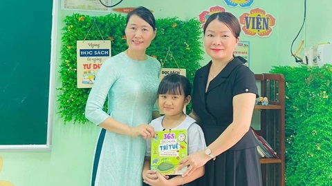 Nhiều cách 'dụ' trò mê sách- Ảnh 2. Trường tiểu học Lương Thế Vinh, Đà Nẵng tặng quà cho học sinh có số lần đăng video đọc sách chất lượng - Ảnh: M.T.