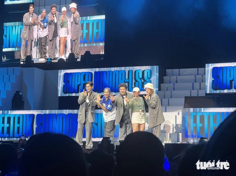 Super Junior L.S.S giao lưu cùng fan trên sân khấu - Ảnh: HOÀNG TRANG Super Junior L.S.S giao lưu cùng fan trên sân khấu - Ảnh: HOÀNG TRANG