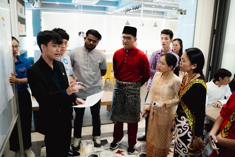 Diễn đàn người trẻ ngày 22-3-2024 - Ảnh: THANH HIỆP Đại biểu trẻ các nước cùng thảo luận tổ tại Diễn đàn Khi người trẻ sẵn sàng chiều 22-3 - Ảnh: THANH HIỆP