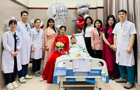 Đám cưới nhỏ diễn ra trong sự chúc phúc của y bác sĩ và gia đình - Ảnh: BVCC Đám cưới nhỏ diễn ra trong sự chúc phúc của y bác sĩ và gia đình - Ảnh: BVCC