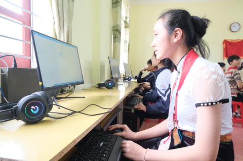 Âm nhạc của Đen sẽ thấm đẫm tình người- Ảnh 3. Các em học sinh Trường phổ thông dân tộc nội trú Tương Dương (Nghệ An) sử dụng phòng tin học là món quà mà Đen cùng các Đồng Âm của anh trao tặng - Ảnh: HÀ THANH