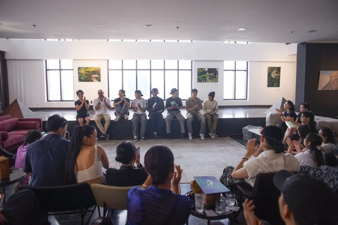 John Huy Trần trở lại với múa sau 4 năm chống trầm cảm- Ảnh 7. John Huy trong không khí chia sẻ thân tình