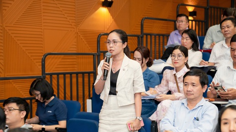 Giảng viên trình độ tiến sĩ phía Bắc nhiều hơn các vùng khác cộng lại- Ảnh 1. Đại diện một trường đại học trao đổi về tiêu chuẩn giảng viên của chuẩn cơ sở giáo dục đại học tại hội nghị do Bộ Giáo dục và Đào tạo tổ chức sáng 22-3 - Ảnh: V.N.T.