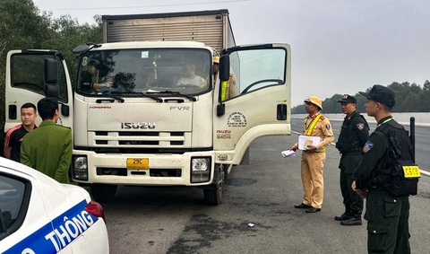Dừng xe tải trên cao tốc rồi đánh bạc, 4 người bị bắt giữ- Ảnh 1. Cảnh sát kiểm tra chiếc xe có 4 người đang đánh bạc - Ảnh: Công an cung cấp