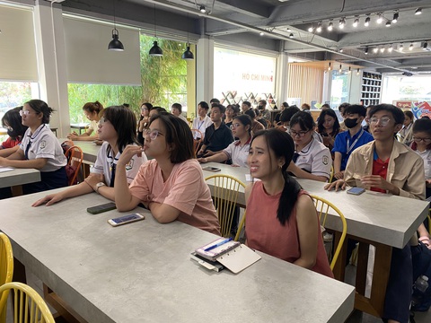 Đánh đổi an toàn lấy triệu tim TikTok, đáng không?- Ảnh 1. Nhiều tình huống ví dụ cụ thể trong cuộc sống, rất gần gũi với bạn trẻ trong chuyên đề về sử dụng mạng xã hội - Ảnh: BÌNH MINH