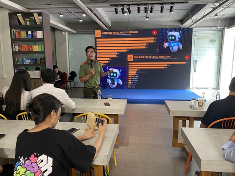 Đánh đổi an toàn lấy triệu tim TikTok, đáng không?- Ảnh 4. Thượng úy Nguyễn Xuân Toàn, công tác tại Phòng an ninh mạng và phòng chống tội phạm sử dụng công nghệ cao - Ảnh: BÌNH MINH