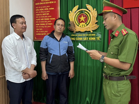 Bắt giám đốc Công ty Saigon Transco móc nối cán bộ hải quan buôn lậu dầu- Ảnh 1. Hồ Việt Tân (bìa trái) và Bùi Huỳnh Bá Phước (giữa) lúc bị bắt - Ảnh: Công an cung cấp