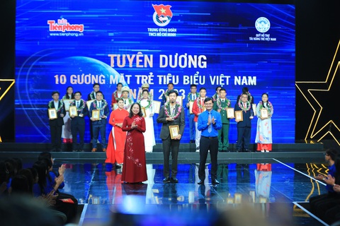 Trao thưởng 10 gương mặt trẻ Việt Nam tiêu biểu: Dám dấn thân, dám hành động- Ảnh 2. Ca sĩ Đen Vâu nhận giải thưởng Gương mặt trẻ Việt Nam tiêu biểu năm 2023 - Ảnh: DƯƠNG TRIỀU