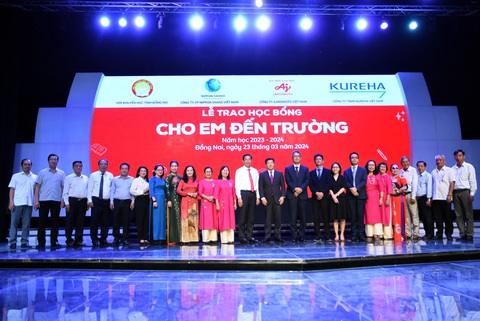 6.200 suất học bổng 'Cho em đến trường' hỗ trợ học sinh Đồng Nai- Ảnh 5. Lãnh đạo tỉnh Đồng Nai, Hội khuyến học, đại diện các sở, ban, ngành Đồng Nai chụp ảnh lưu niệm cùng lãnh đạo các doanh nghiệp hỗ trợ học bổng Cho em đến trường - Ảnh: A LỘC