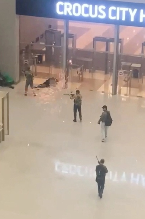 Vụ xả súng khủng bố ở Nga: Có những tay súng đã chạy thoát- Ảnh 10. Ảnh chụp màn hình camera an ninh cho thấy các tay súng đang tấn công người dân tại Crocus Hall - Ảnh: RBC