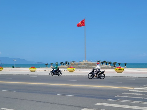Jazz sẽ vang lên hằng năm trên phố biển Nha Trang- Ảnh 2. Quảng trường 2 Tháng 4 là địa điểm thường được chọn làm nơi tổ chức các sự kiện lớn tại Nha Trang - Ảnh: TRẦN HƯỚNG