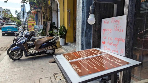 Đậu xe ở Huế phải quay đầu xe ra ngoài - Ảnh: NHẬT LINH Đậu xe ở Huế phải quay đầu xe ra ngoài - Ảnh: NHẬT LINH
