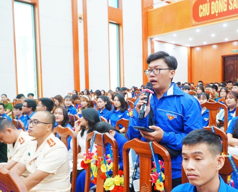 Bạn Phan Nguyễn Nhật Học đối thoại với lãnh đạo tỉnh Khánh Hòa về áp dụng trí tuệ nhân tạo AI - Ảnh: TRẦN HOÀI Bạn Phan Nguyễn Nhật Học đối thoại với lãnh đạo tỉnh Khánh Hòa về áp dụng trí tuệ nhân tạo AI - Ảnh: TRẦN HOÀI