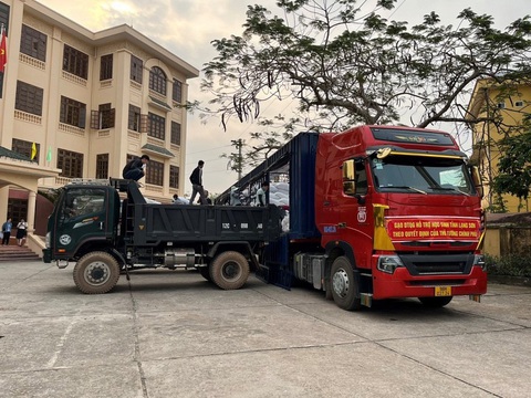 Dự kiến giao gạo hỗ trợ cho học sinh vùng cao Yên Bái từ ngày 28-3- Ảnh 3. Xe chở gạo dự trữ quốc gia hỗ trợ học sinh tỉnh khó khăn - Ảnh: CTV