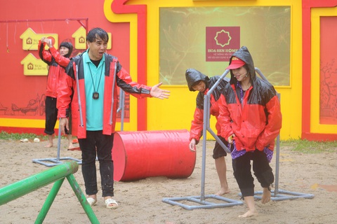 Thanh Lam bỏ dép, đi chân trần để mong thực hiện thử thách nhanh hơn - Ảnh: BTC Thanh Lam bỏ dép, đi chân trần để mong thực hiện thử thách nhanh hơn
