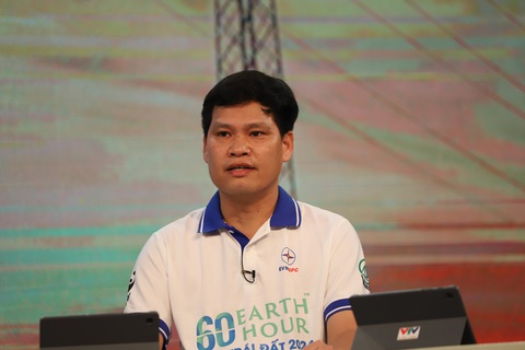 Điện vẫn sử dụng như thế, sao hóa đơn tiền điện lại tăng?- Ảnh 1. Ông Bùi Quốc Hoan - phó tổng giám đốc Công ty Điện lực miền Nam - giải đáp thắc mắc của người dân về việc hóa đơn tiền điện tháng 2 tăng cao - Ảnh: CHÍ QUỐC