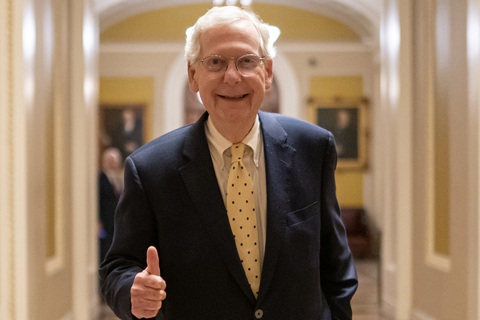 Lãnh đạo phe thiểu số tại Thượng viện Mỹ Mitch McConnell rời phòng họp của Thượng viện rạng sáng 23-3 - Ảnh: AFP Lãnh đạo phe thiểu số tại Thượng viện Mỹ Mitch McConnell rời phòng họp của Thượng viện rạng sáng 23-3 - Ảnh: AFP