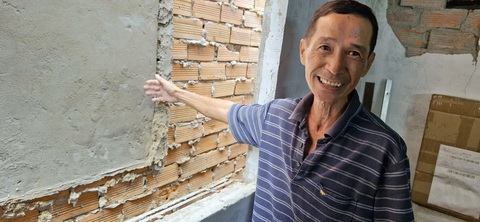Thi công âu thuyền ở Cần Thơ: Nhà sát vách thành cách cả gang tay- Ảnh 2. Bị lún chúi về phía trước nên căn nhà của ông Bùi Văn Phúc lộ ra khoảng cách với nhà phía sau khoảng bốn tấc - Ảnh: LÊ DÂN