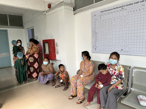 Màu áo blouse tình nguyện xuyên biên giới- Ảnh 2. Các bệnh nhi người Myanmar ngồi chờ đến lượt được can thiệp tim - Ảnh: H.T.H.