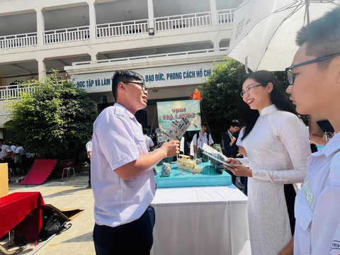Bất ngờ 'tiết học' liên môn đặc biệt, học sinh làm ra 500 sản phẩm- Ảnh 2. Học sinh làm hướng dẫn viên du lịch để thể hiện khả năng hiểu biết về danh thắng tại Hạ Long - Ảnh: MỸ DUNG