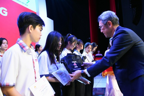 6.200 suất học bổng 'Cho em đến trường' hỗ trợ học sinh Đồng Nai- Ảnh 4. Ông Tetsuya Osawa - giám đốc Công ty Ajinomoto Việt Nam trao học bổng cho các em học sinh - Ảnh: A LỘC