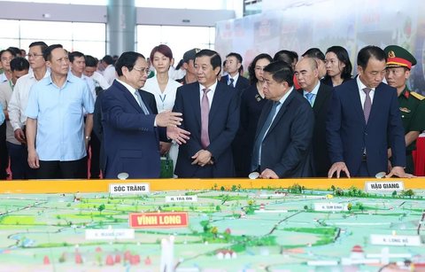 Thủ tướng xem mô hình quy hoạch tỉnh Vĩnh Long - Ảnh: TTXVN Thủ tướng xem mô hình quy hoạch tỉnh Vĩnh Long - Ảnh: TTXVN