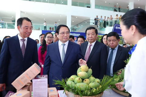 Thủ tướng Phạm Minh Chính tham quan gian trưng bày, giới thiệu sản phẩm nông nghiệp của tỉnh Vĩnh Long - Ảnh: TTXVN Thủ tướng Phạm Minh Chính tham quan gian trưng bày, giới thiệu sản phẩm nông nghiệp của tỉnh Vĩnh Long - Ảnh: TTXVN